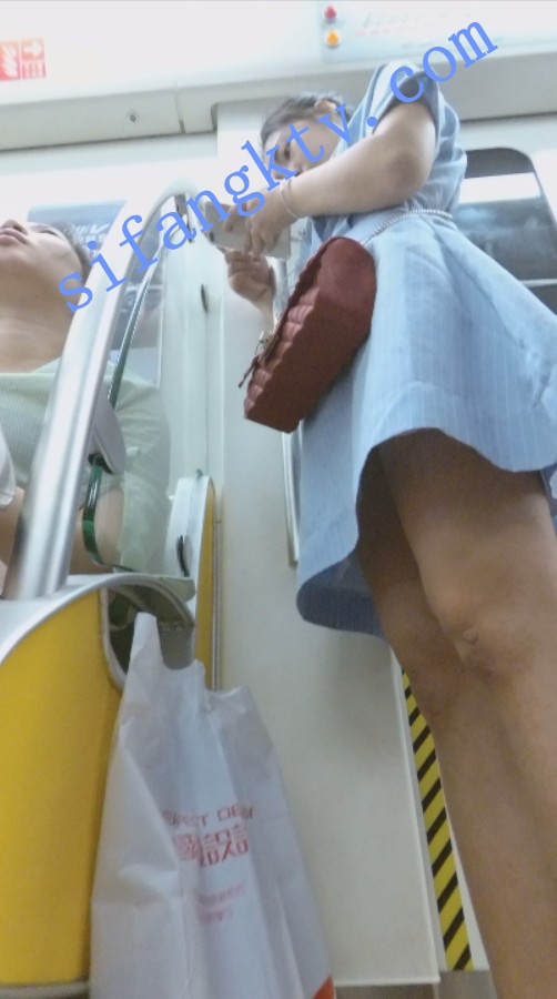 CD抄底 vis系列13-超长时间抄底蓝裙美女灰色内裤鲍鱼明显 图 01