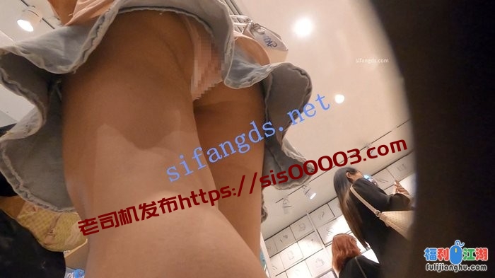 （空城原创）超短牛仔裙可爱小姐姐，粉N夹翅膀包裹肥臀[某房原版]【409M】