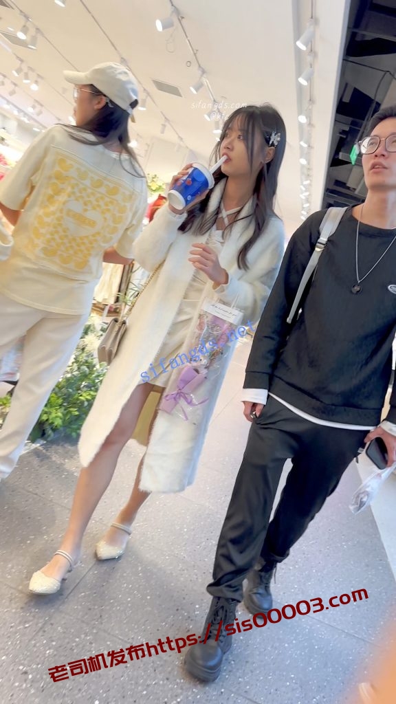 【KFC】学生妹和男友逛街·厚披风里面藏着性感短裙·微透白内【1V】【606M】