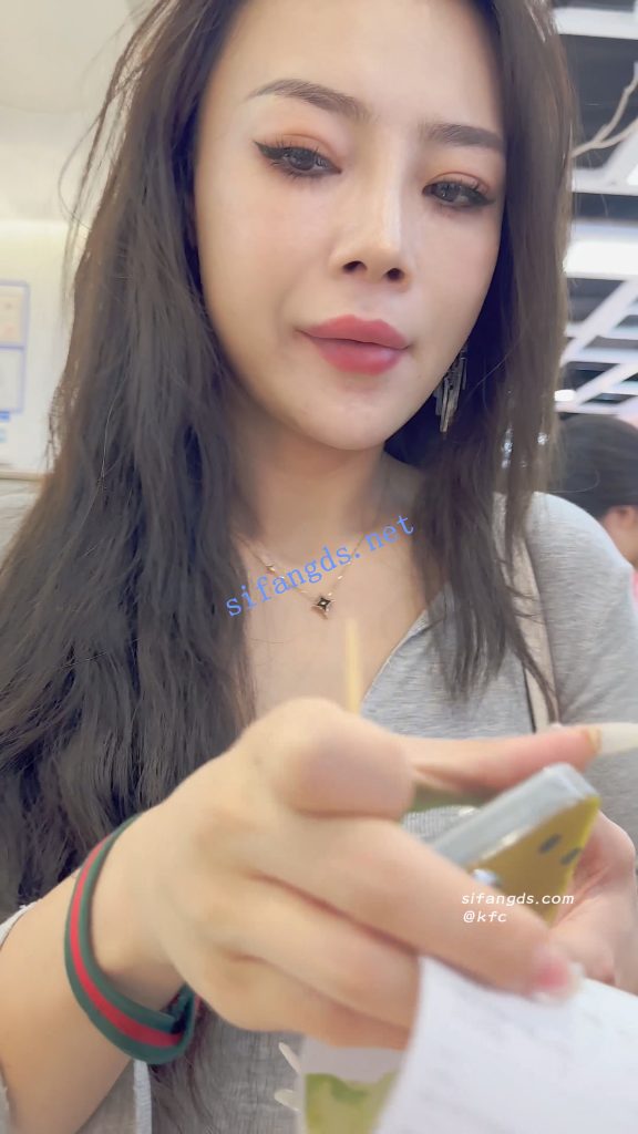 【永久专享】【KFC】包臀裙少妇逛街买奶茶·丰满身材白内前后CD盯着相机【1V】【195M】