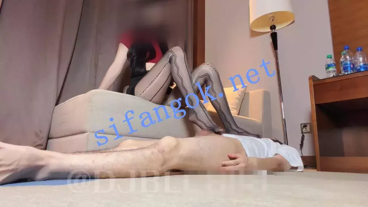 真实985情侣 顶级碧螺春 光吃妈妈的丝袜脚就可以高潮了 图 09