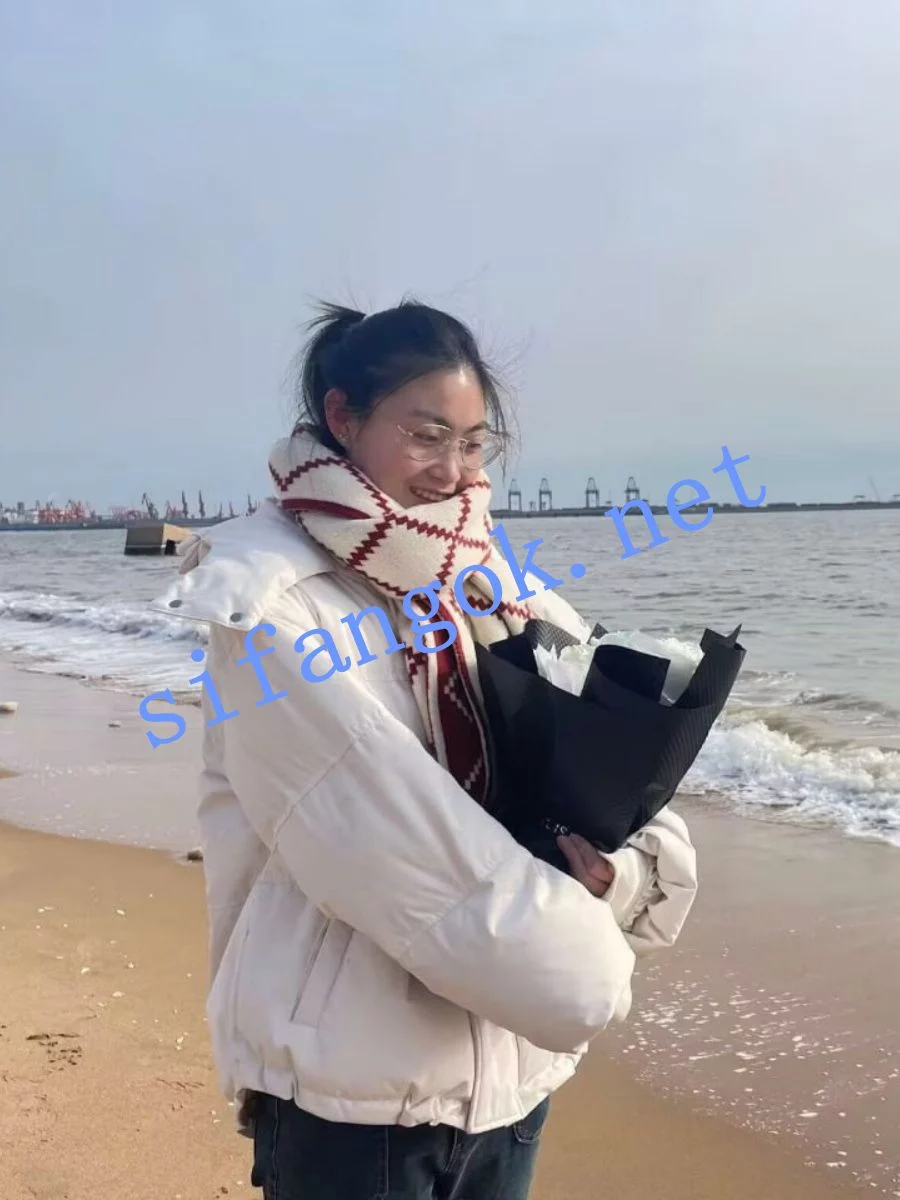 泄密流出 清纯美少女很文静背地里是个很会吃鸡的婊子 图 02